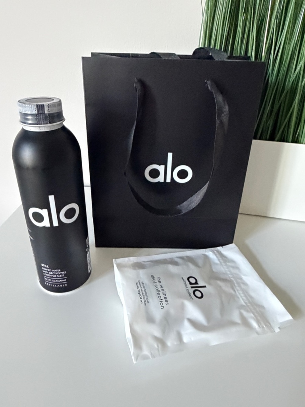 NEW Alo Yoga Water Bottle Wellness Kit & Gift Bag Set - Picture 4 of 4